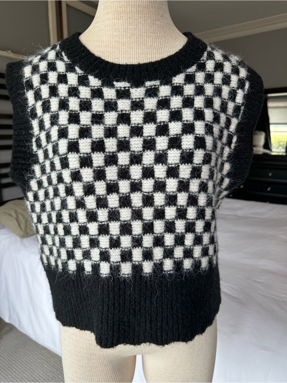 vestique Black and White Checker Knit Sleeveless Sweater Vest, size medium - Picture 4 of 12